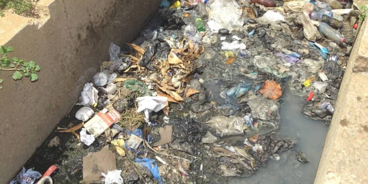 Inondations, déchets et insalubrité : le cri d’alerte des caniveaux à Libreville