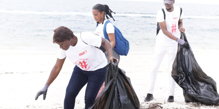 Dépollution du littoral : aux côtés de l’ONG SOS Komo-Océan, le geste écolo de la Sobraga
