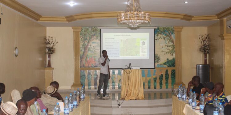 CHF : les ONGs Conservation Justice, Scoops-Elabe et Space for Giants sensibilisent les communautés villageoises du Woleu-Ntem et l’Ogooué-Ivindo