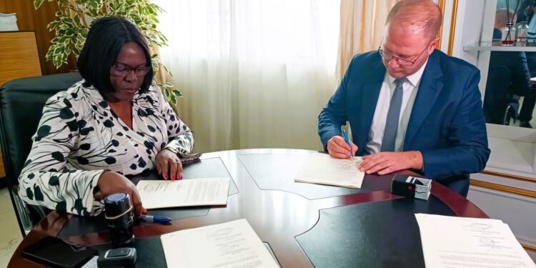 Poulet de chair : signature d’un Mémorandum avec l’Algérien Graine, pour le développement de sept fermes d’élevage à Ntoum et dans la Ngounié