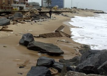 Littoral : la plage du lycée Léon Mba en travaux pour limiter la montée des eaux