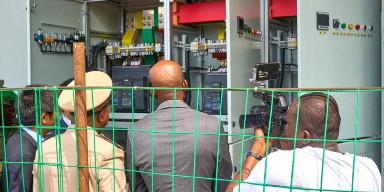 Énergie renouvelable : Maurice Ntossui Allogo inaugure la 1ère centrale solaire intégrée d&rsquo;Afrique subsaharienne