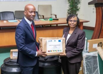 Climat : le ministère des Eaux et Forêts reçoit des équipements du CICOS pour faire face aux déchets fluviaux