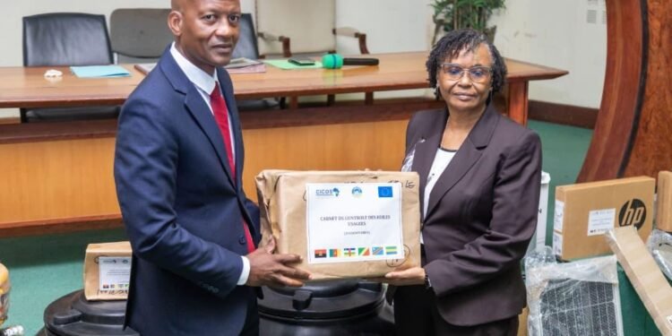 Climat : le ministère des Eaux et Forêts reçoit des équipements du CICOS pour faire face aux déchets fluviaux