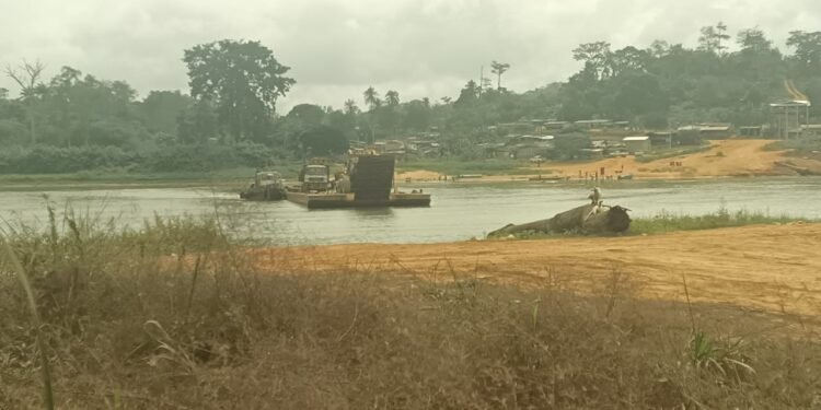 Sindara : quand une entreprise forestière décide qui traverse le fleuve