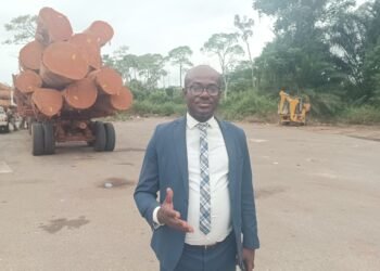 Fougamou : Ceverin Melvil Bilima offre une cure de jouvence à l’aire de stationnement des grumiers