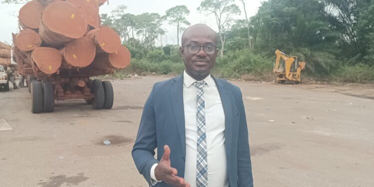 Fougamou : Ceverin Melvil Bilima offre une cure de jouvence à l’aire de stationnement des grumiers