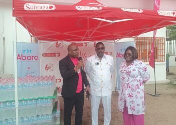 RSE : la Sobraga offre 400 packs d’eau au Samu Social