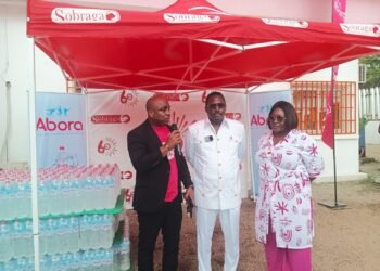 RSE : la Sobraga offre 400 packs d’eau au Samu Social